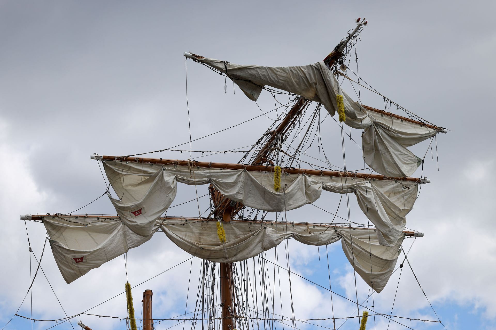 Mexican Navy Tall Ship's Mast Strikes Brooklyn Bridge - Source: Getty
